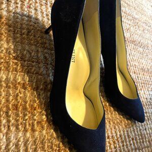 Sarah Flint sued pumps